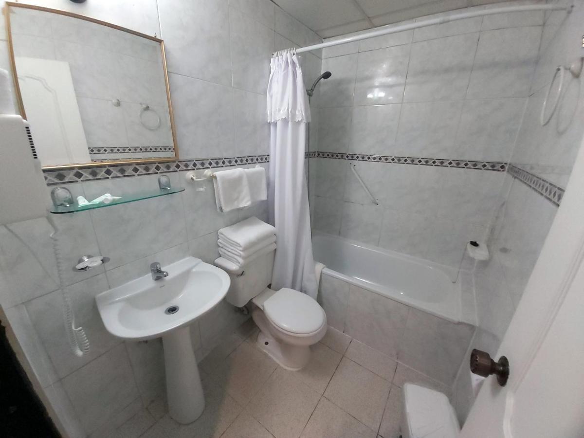 Hotel Esmeralda Castro Bagian luar foto